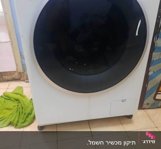 מכונת כביסה עם דלת עגולה גדולה
